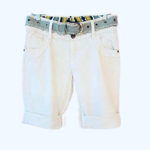 LEVI’S ONE TRUE FIT ~ white denim shorts w/light wash frayed jean belt size 10P - Picture 1 of 7